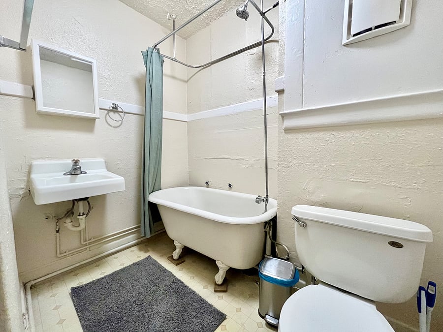 Classic claw foot tub