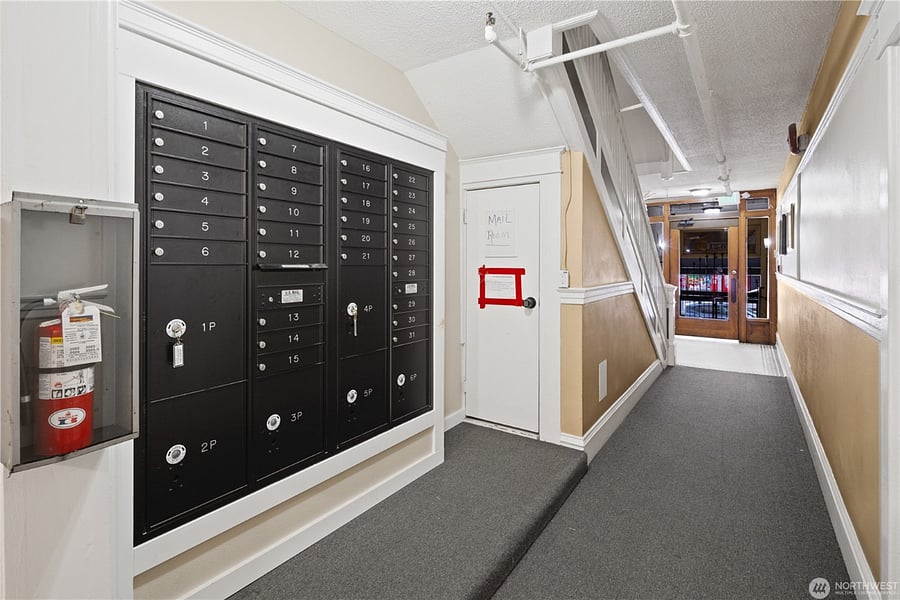 Front entry area and mail area