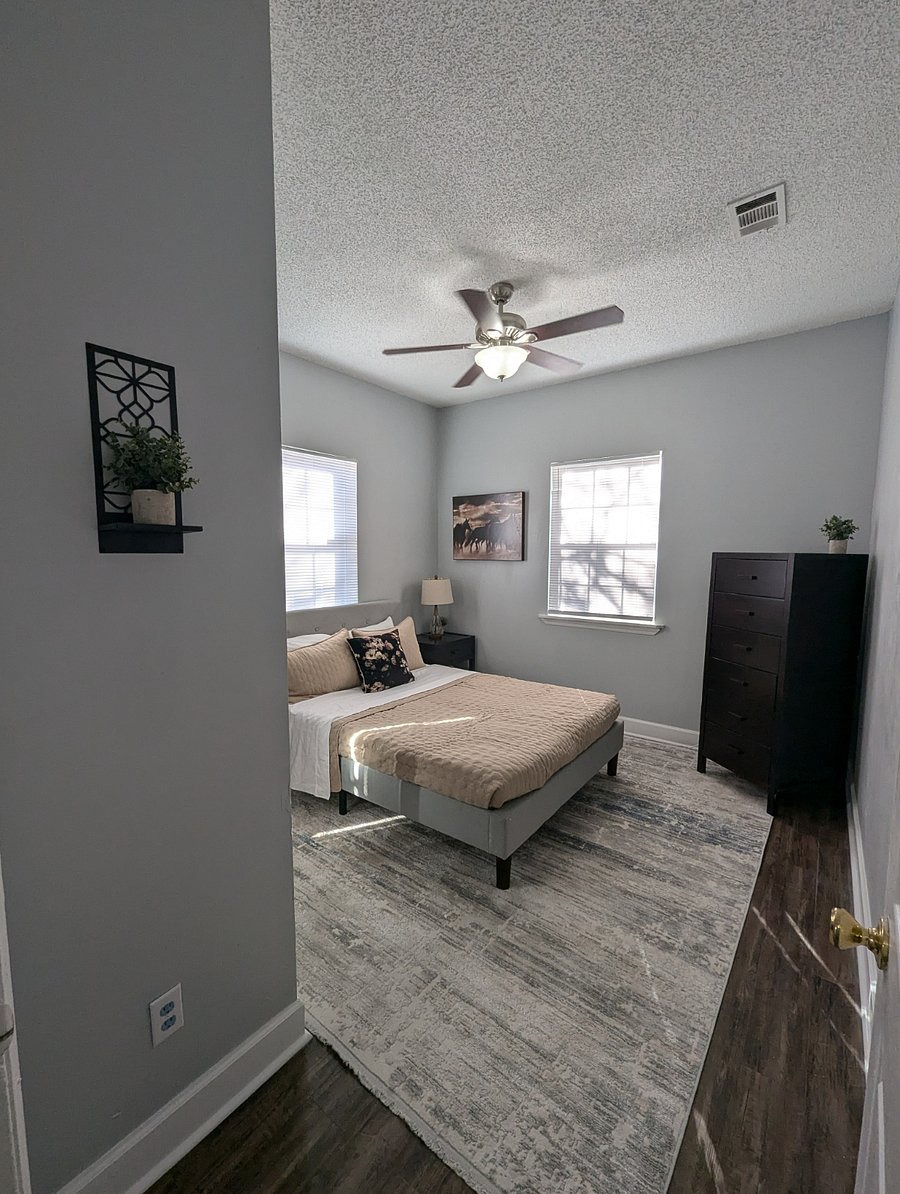 Bedroom 2 (Queen)Liv
