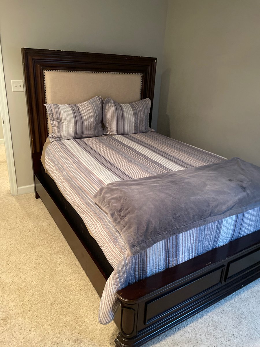 Upstairs bedroom with Queen bed