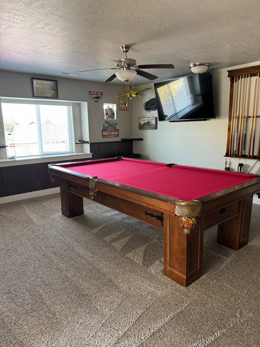 Pool room 