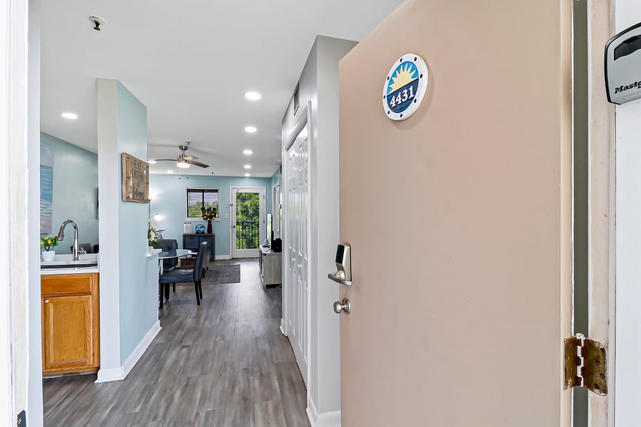 Clean and full of Light Villa with hardwood floor throughout the entire place