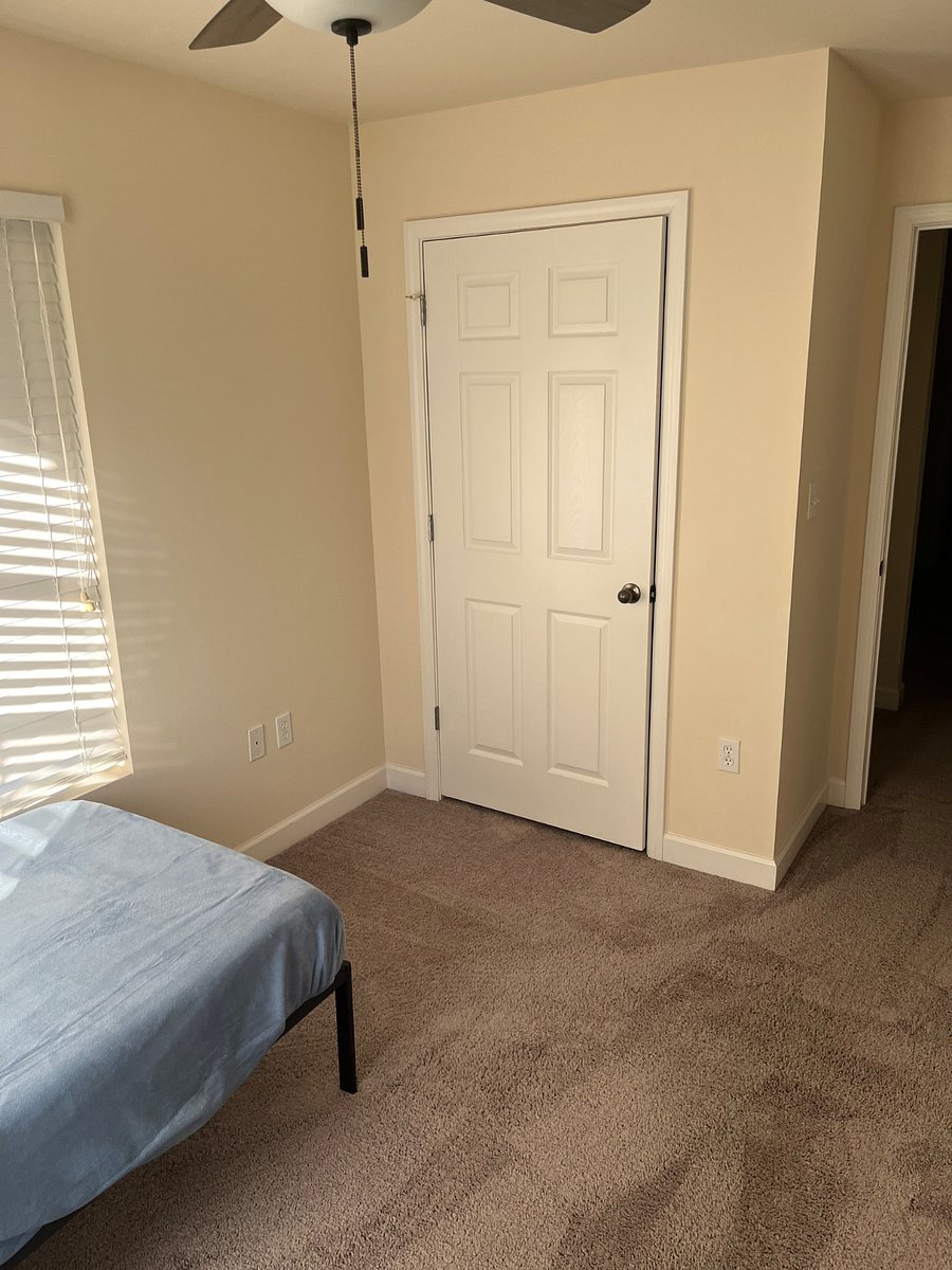 Guest bedroom with twin bed