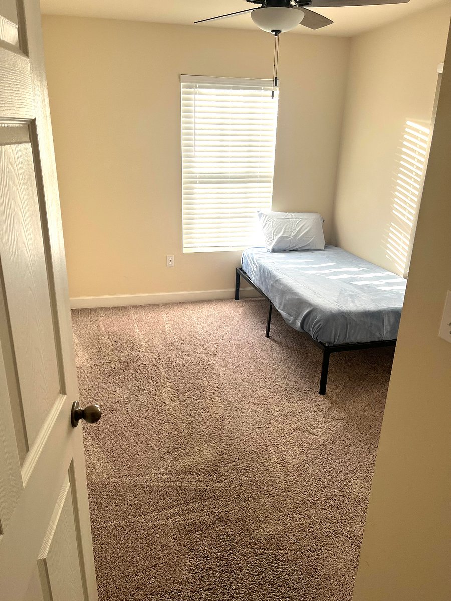 Guest bedroom with twin bed