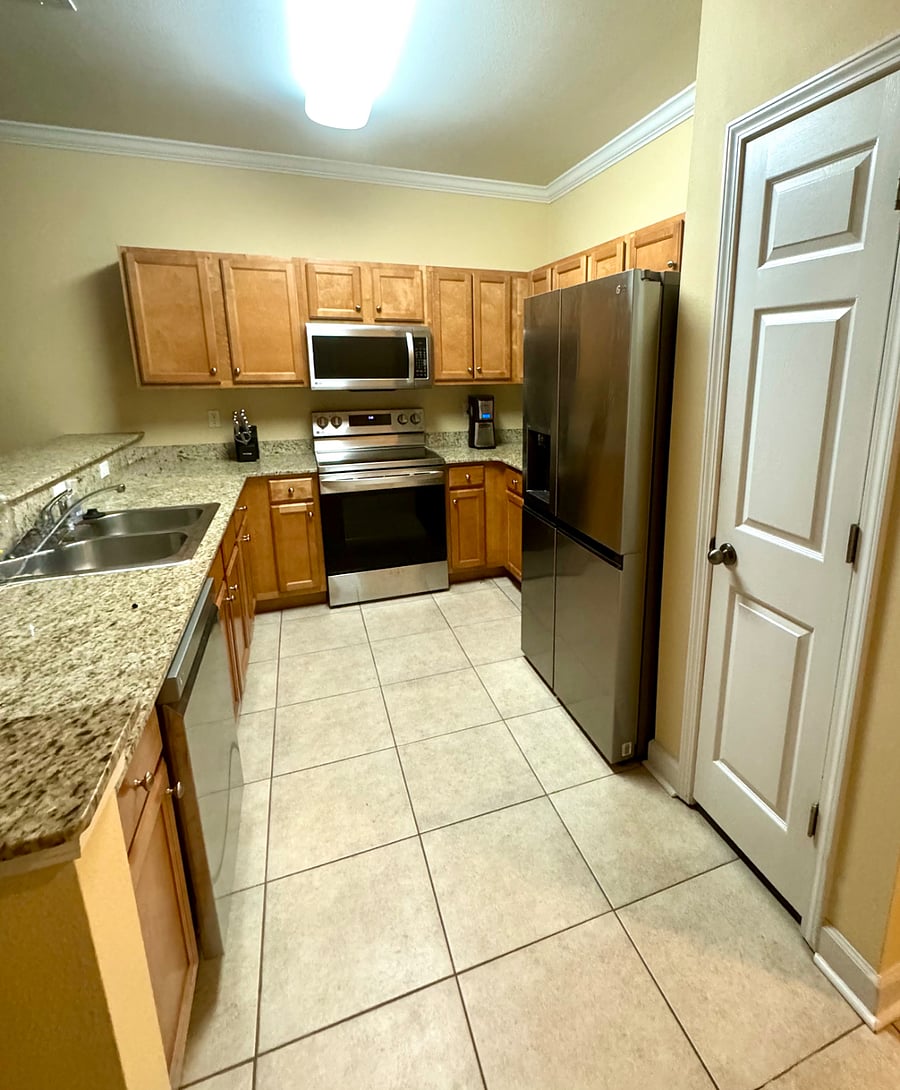 Eat-in kitchen with new stainless steel appliances (incl air fryer oven & water/ice dispenser in fridge) & pantry