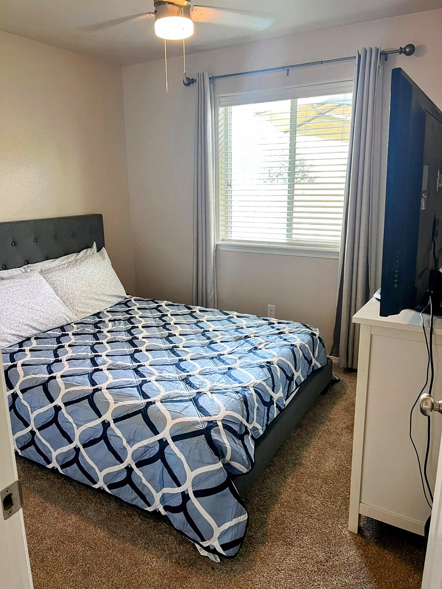 Second bedroom with 55" tv