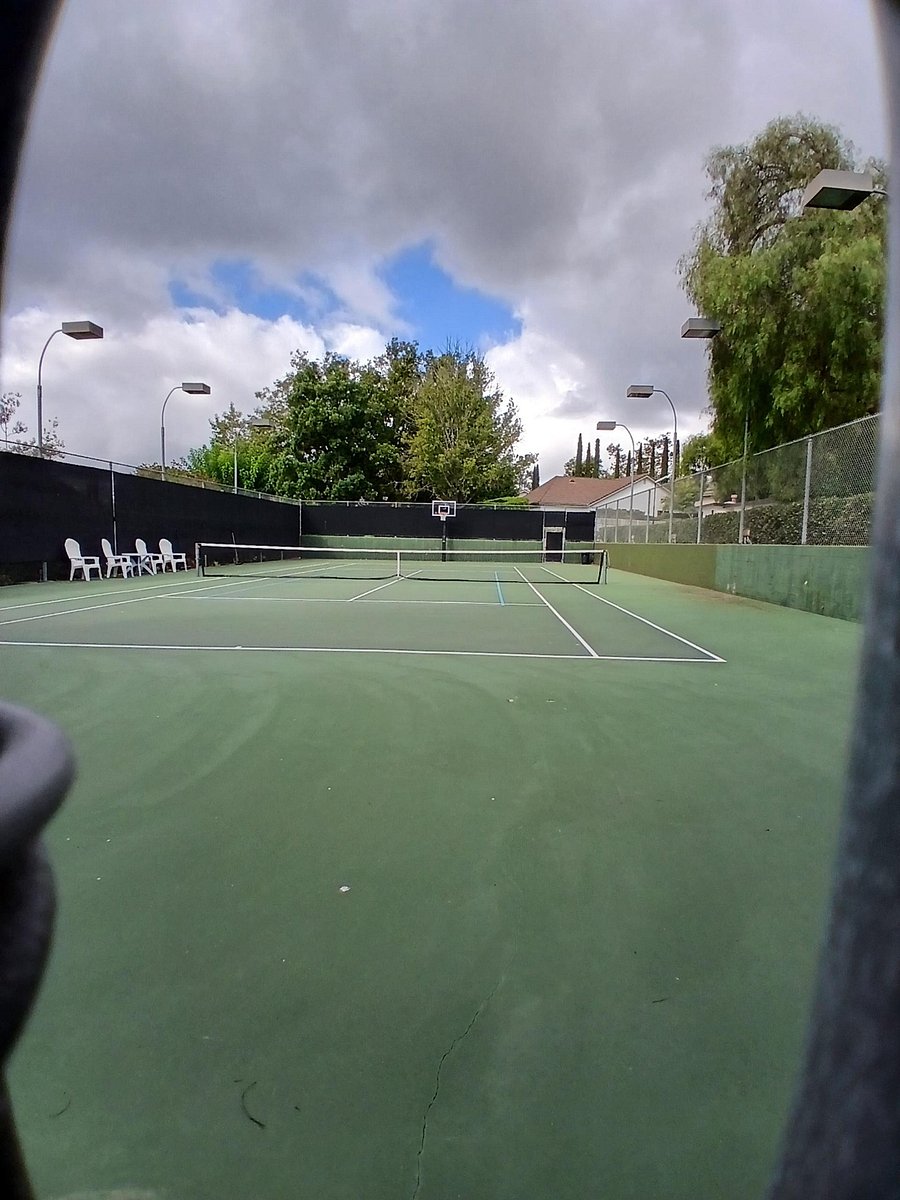 TENNIS COURTS IN NEIGHBORHOOD