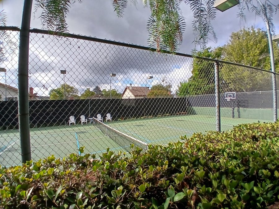 TENNIS COURTS IN NEIGHBORHOOD