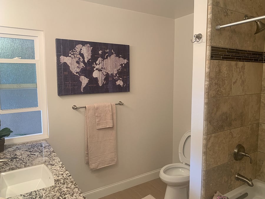 Bathroom - 2 sets of towels included. 