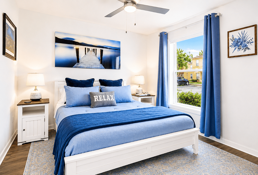 Ground floor bedroom with queen size bed.