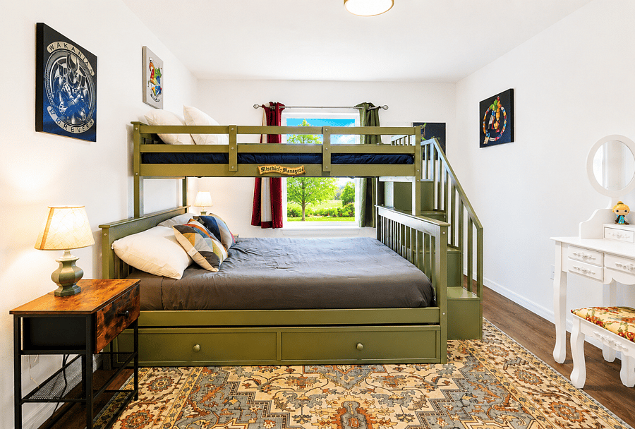 Flexible fourth bedroom with full bed and bunk beds ideal for children or siblings, even adults.