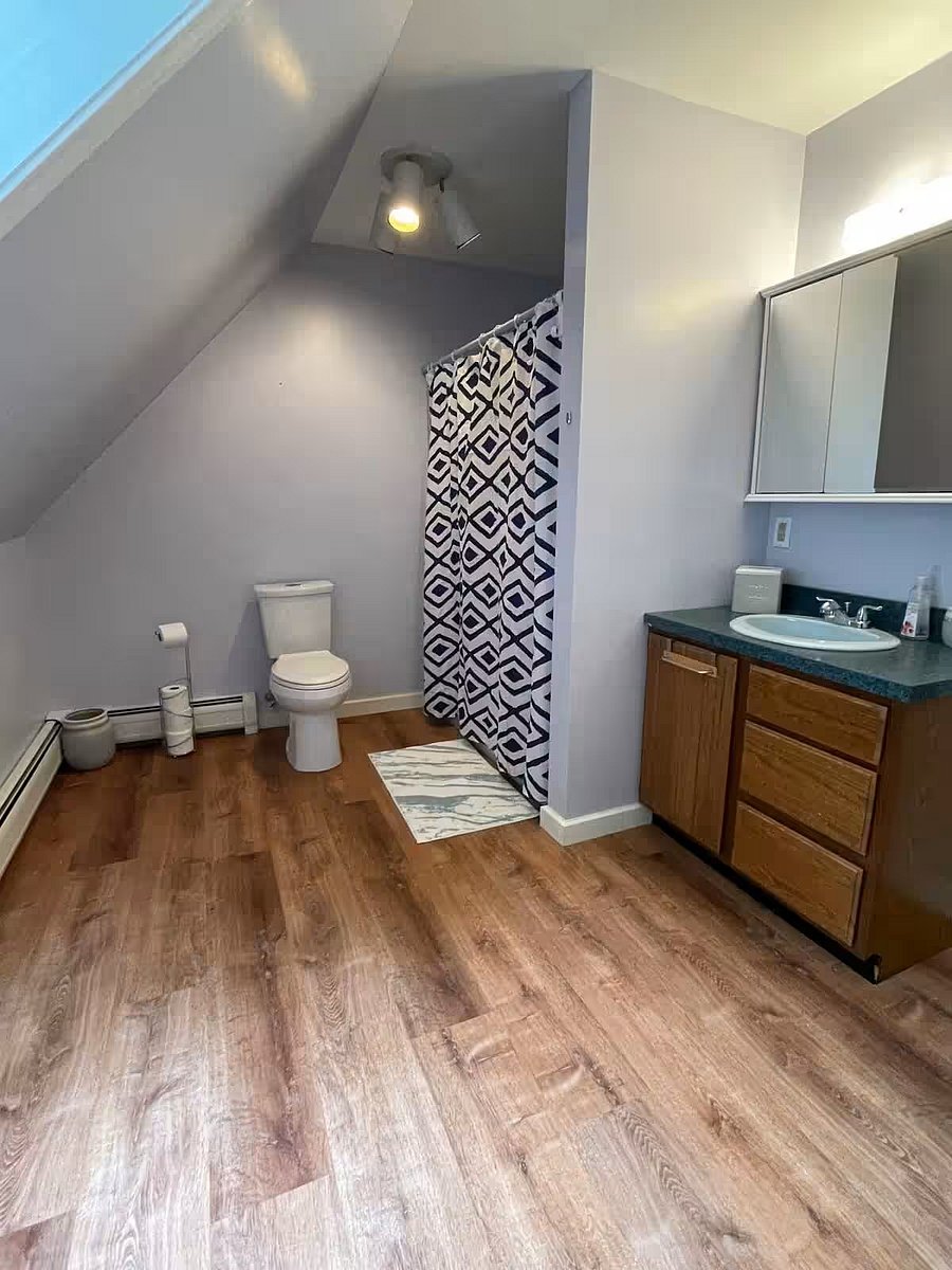 Upstairs bathroomDi