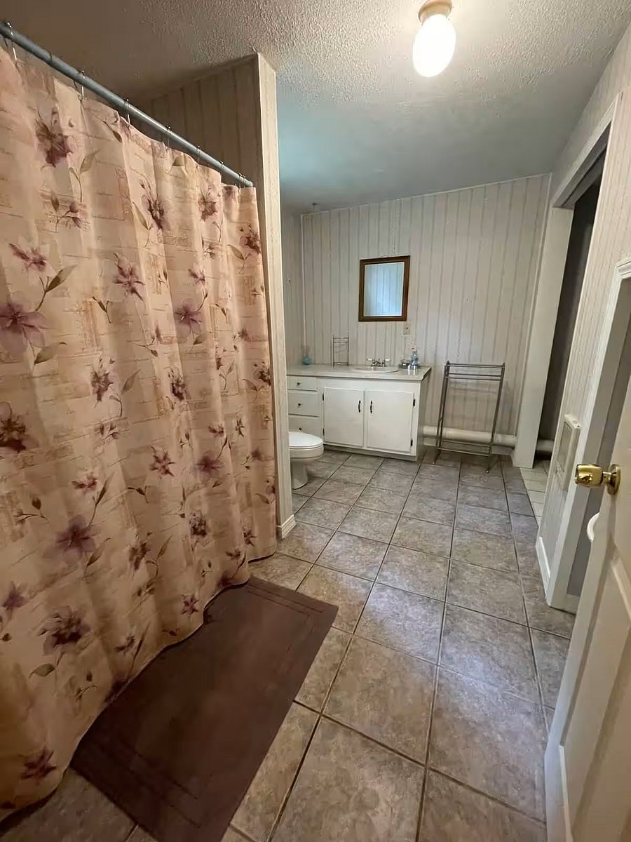 Downstairs bathroom w/washer & dryer