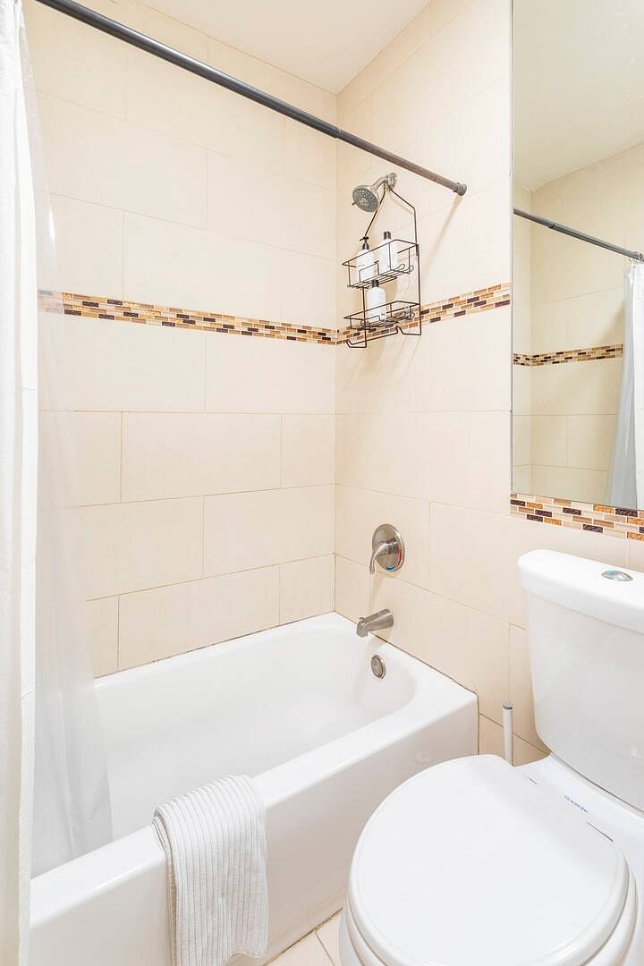 Full Bathroom - Bathtub / Shower