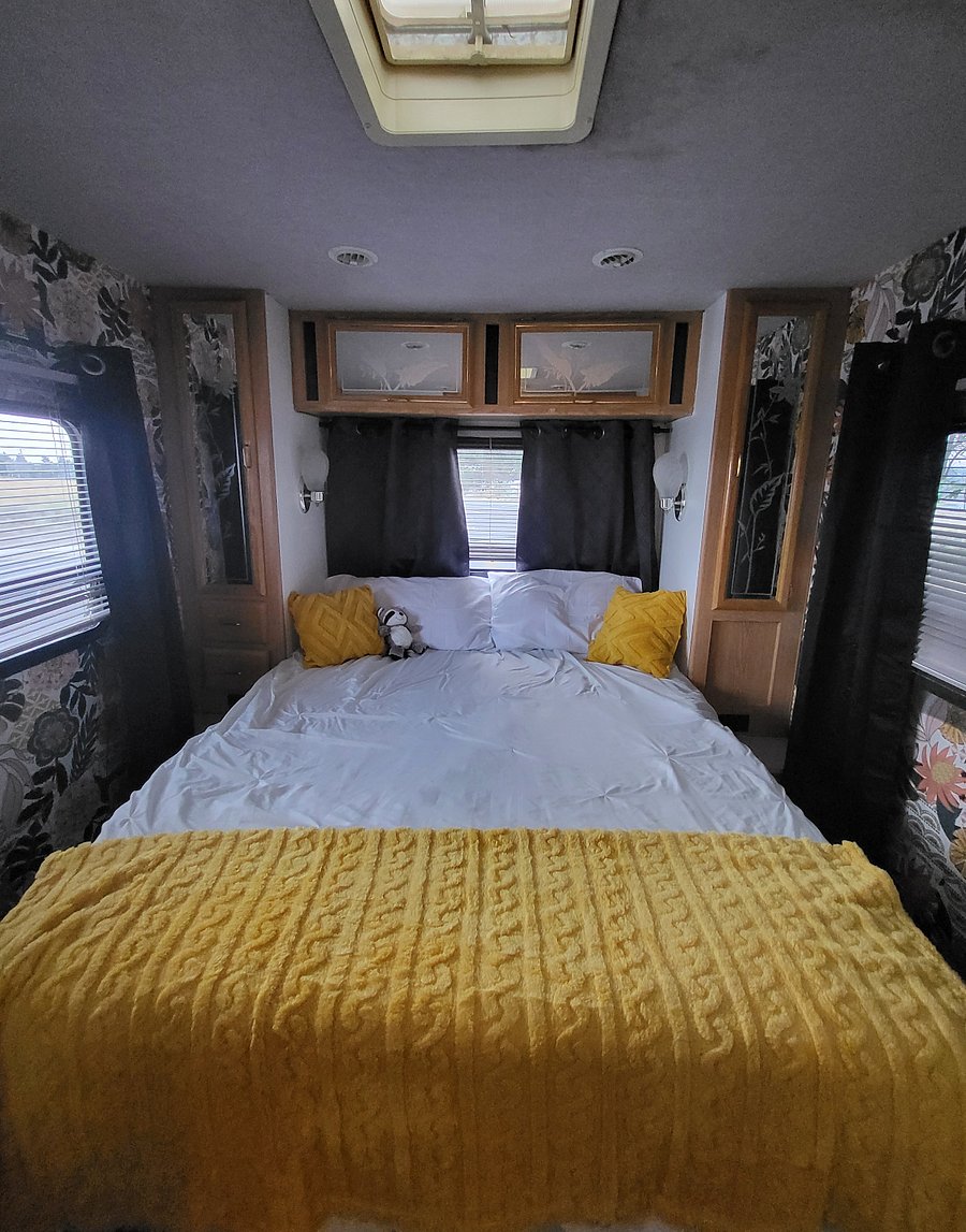 Lots of storage space and closet space. Very clean
Lots of fresh air if you want.f