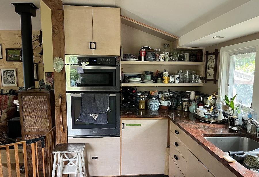 View 1 of the kitchen: electric oven and microwave.
When you rent the cottage, extra items on the counters and fridge and here and there will have been put away.