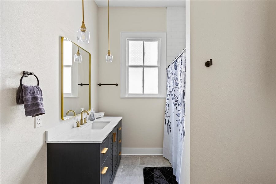 Upstairs full bathroom.