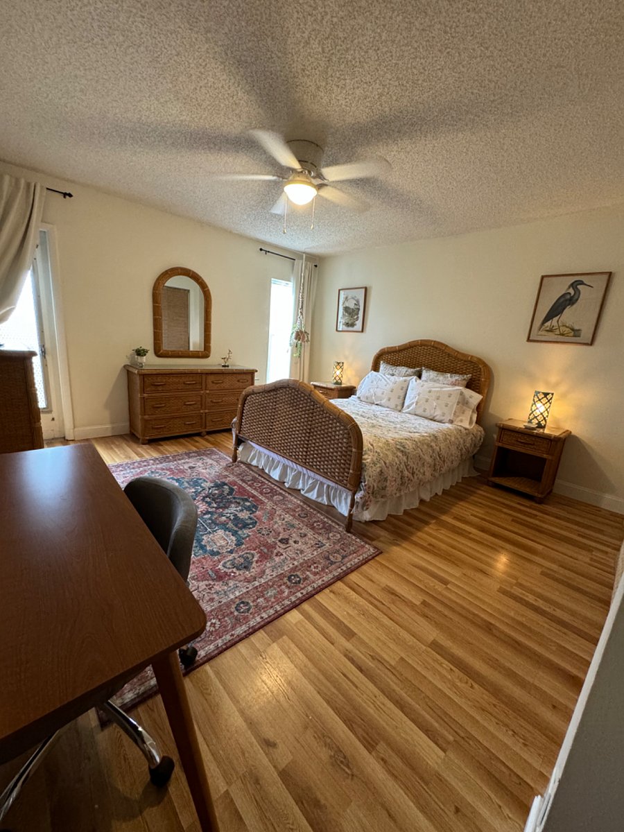 Queen bed and linens provided 