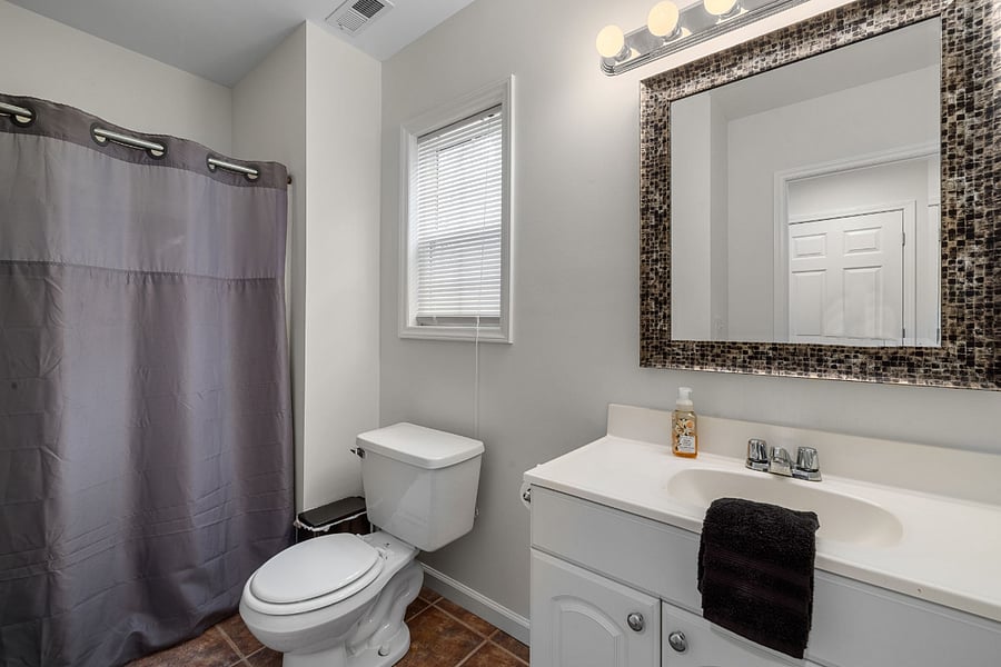 Bathroom with shower tub