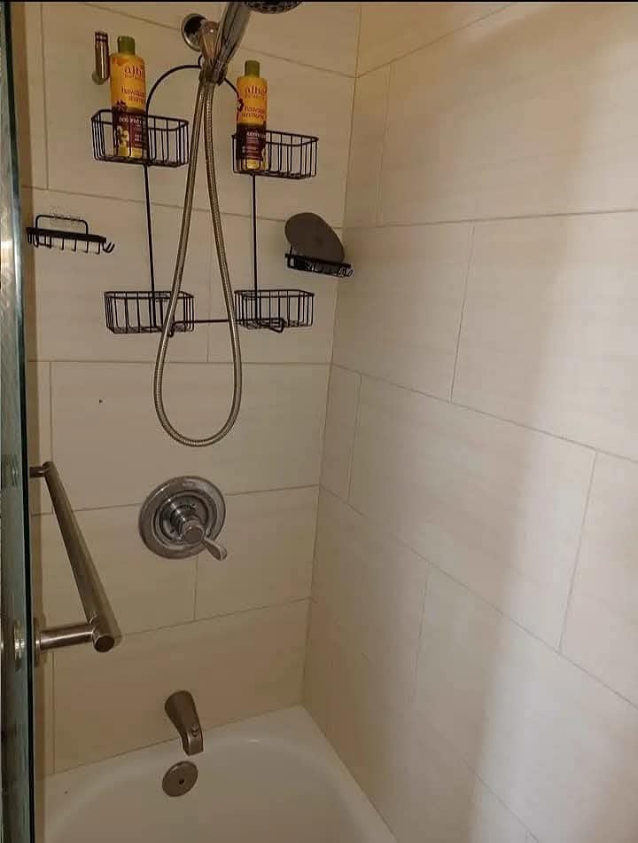 Shower/bathtub 