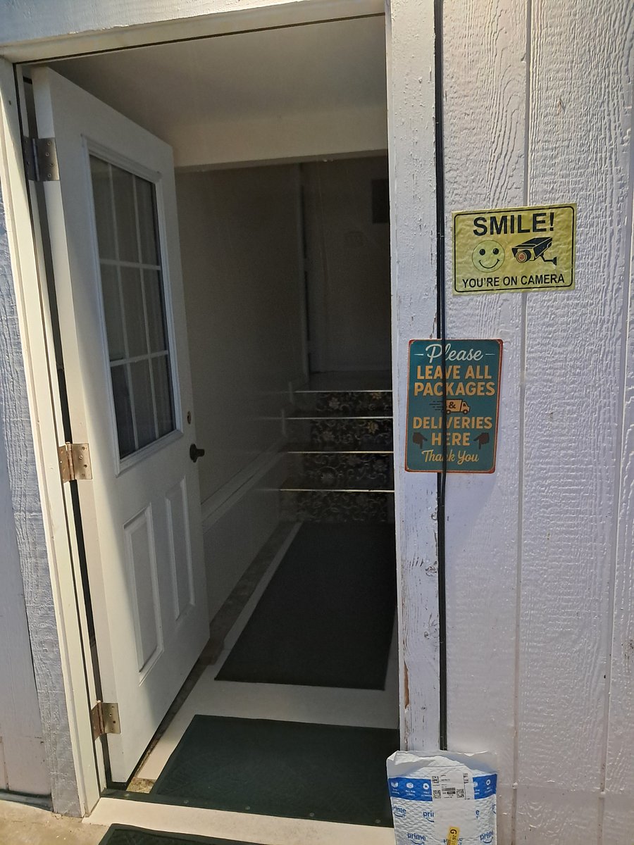 Front foyer to house
Deliver area
