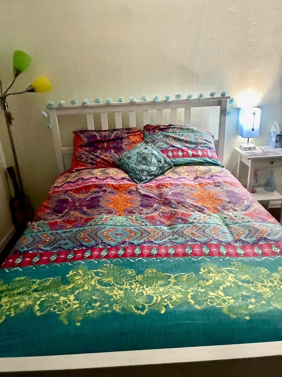 Queen size bed 
Firm mattress 