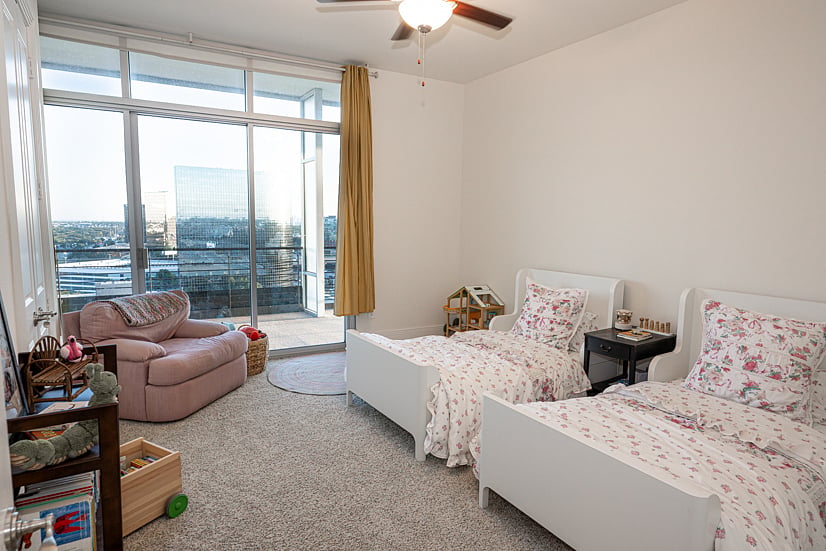 Second bedroom with two twin beds