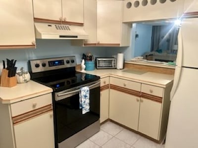 Fully equipped kitchen with Microwave, Refrigerator, Stove, Keurig, Toaster, Plates and Utensils.