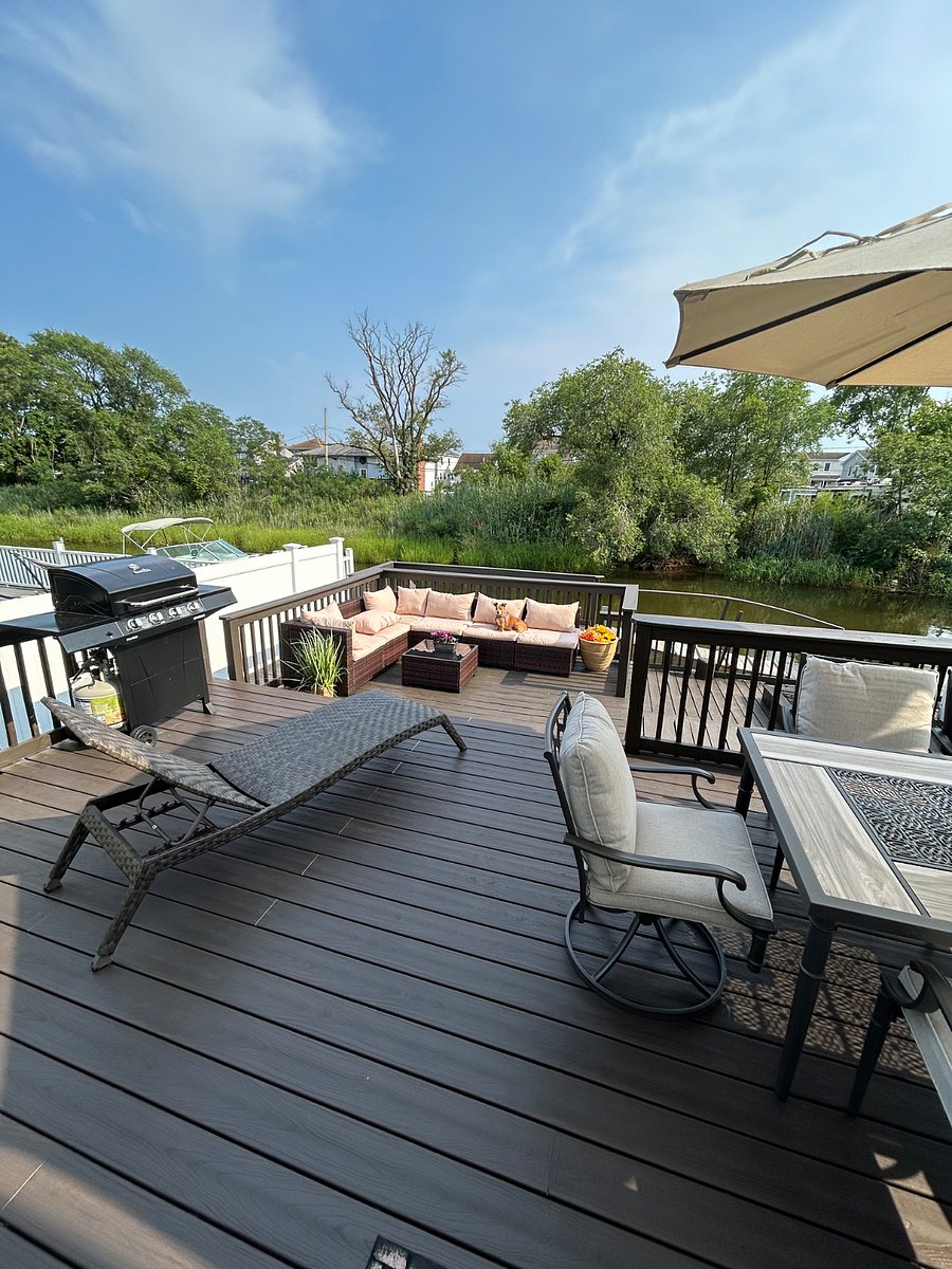 Upper deck, Barbecue Dining Table