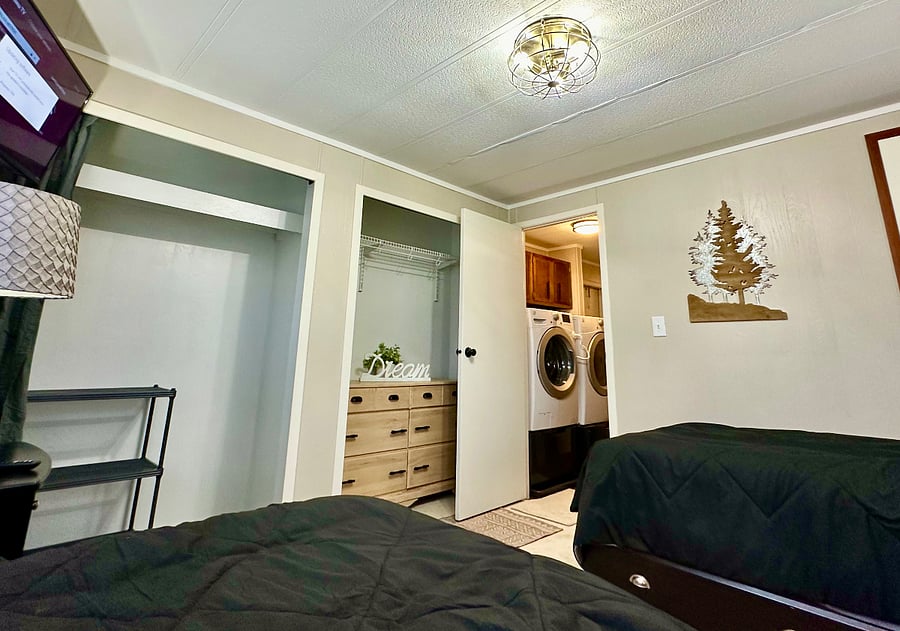 2nd Bedroom with 2 Twin Beds