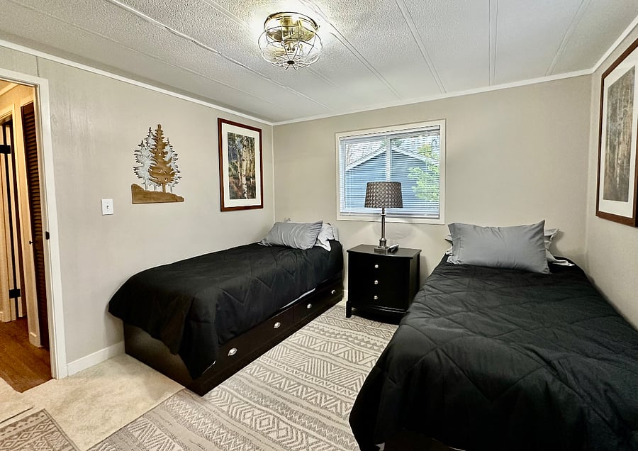 2nd Bedroom with 2 Twin Beds