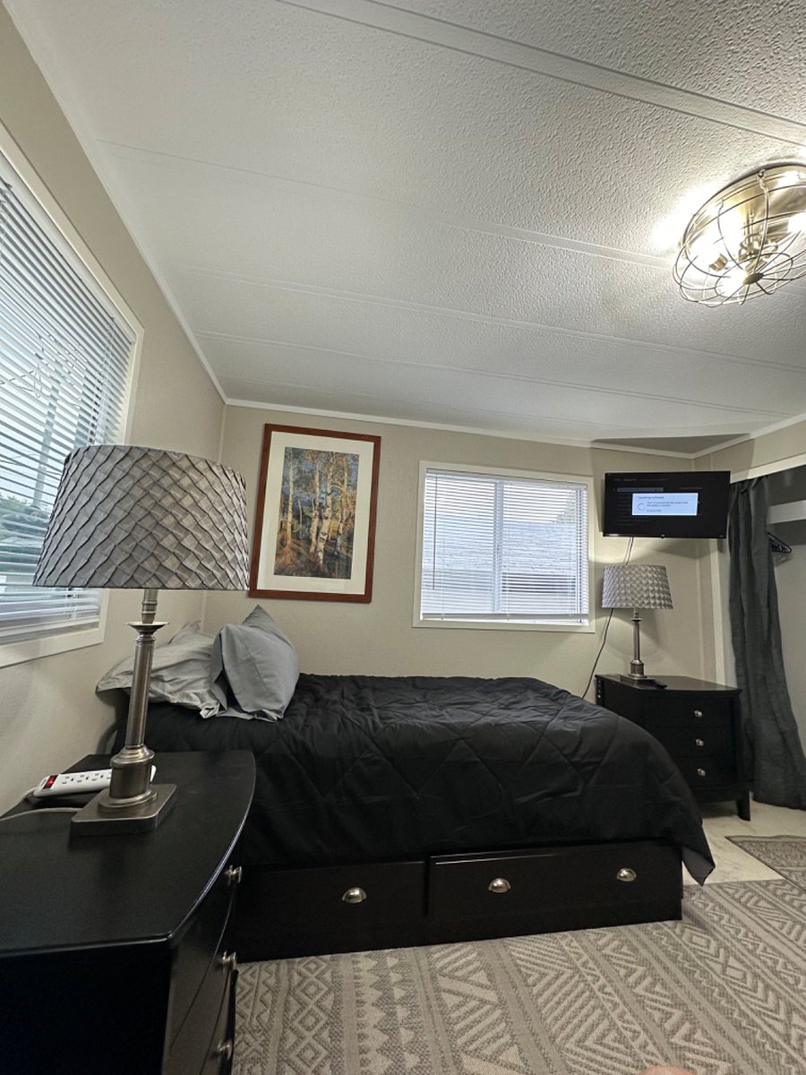 2nd Bedroom with 2 Twin Beds