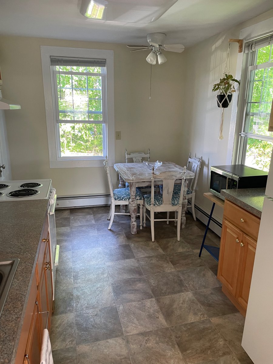 eat-in kitchen