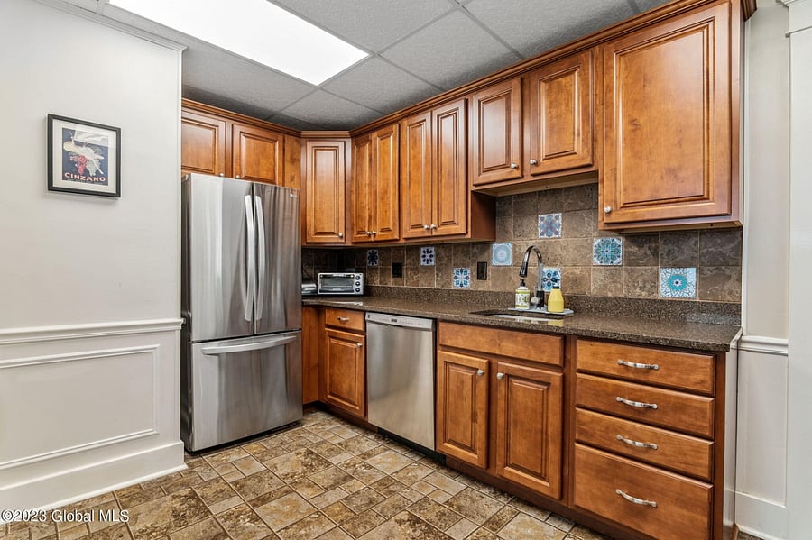 Full Kitchen with granite countertops!