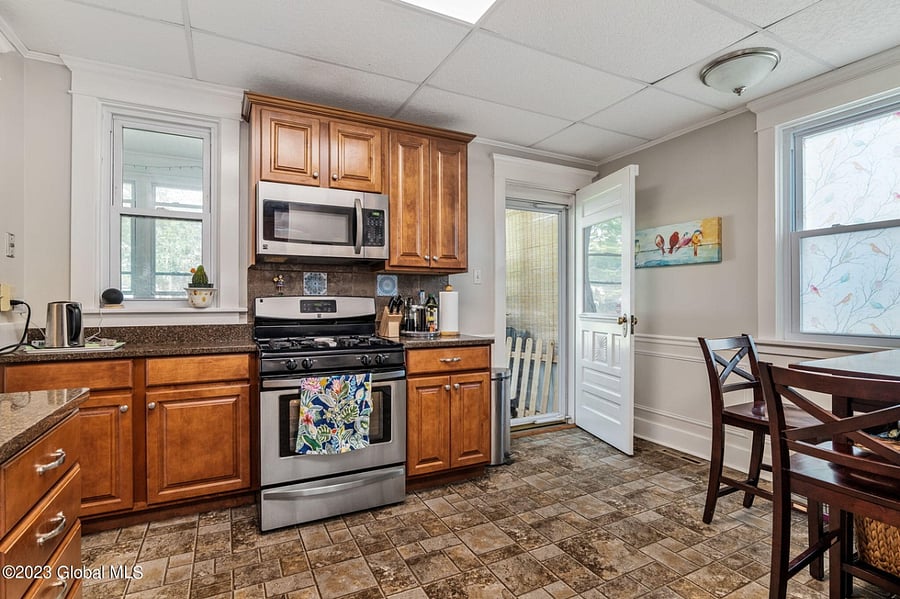Full Kitchen with granite countertops!