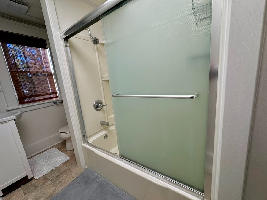 Shower/tub in upstairs bathroom