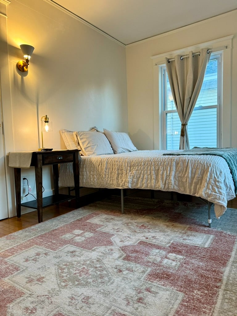 Queen Bedroom w TV- 1B