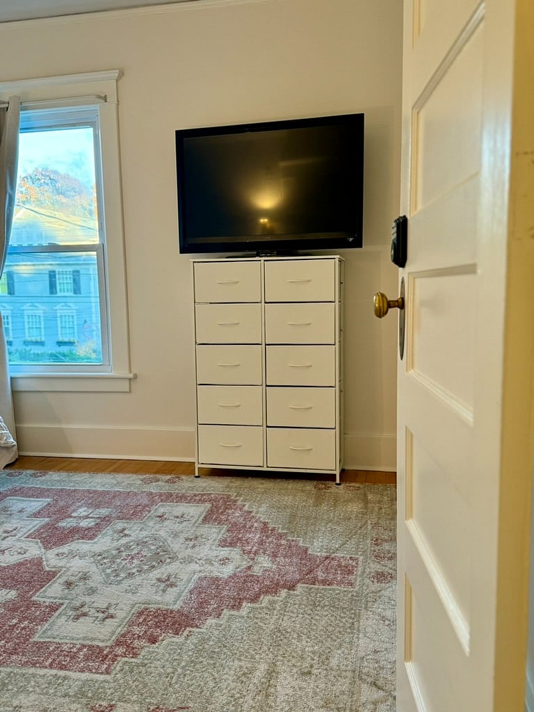 Queen Bedroom w TV - 1B