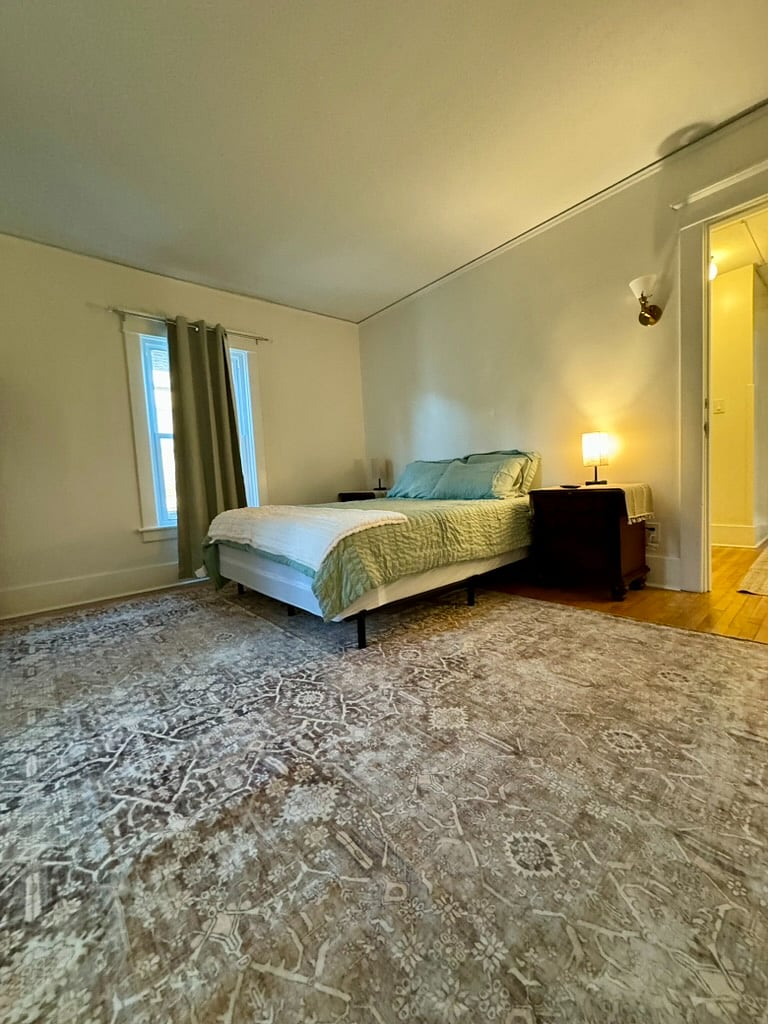 Queen Bedroom w TV - 2A