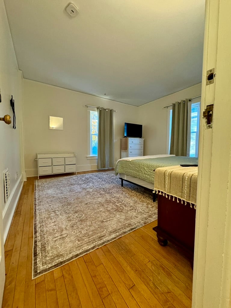 Queen Bedroom w TV - 2A