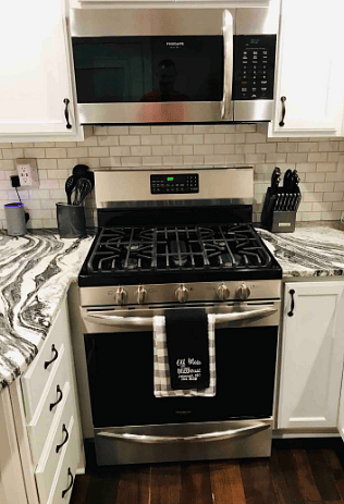 Oven with gas cooktop