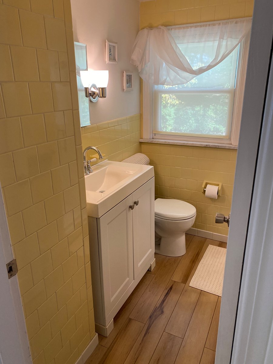 Second floor bathroom 