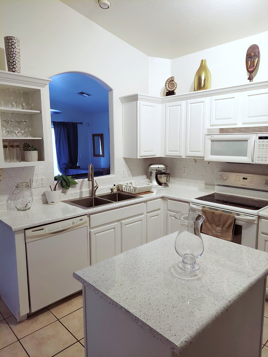 Fully equipped kitchen also has a single cup Keurig, Kitchenaid mixer, crockpot, Osterizer blender, airfryer, Magic Bullet electric kettle