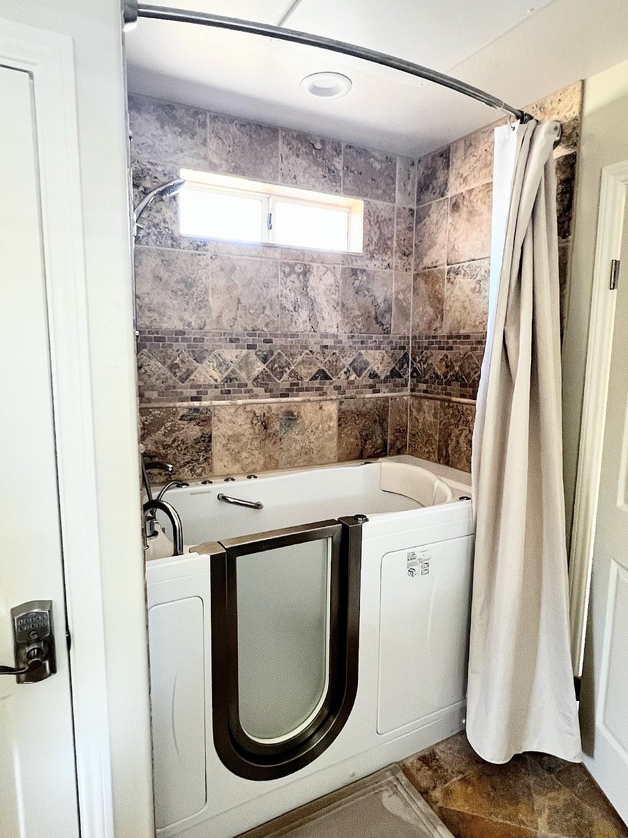 Mater Bathroom, Walk In Jacuzzi Bath Tub, Shower