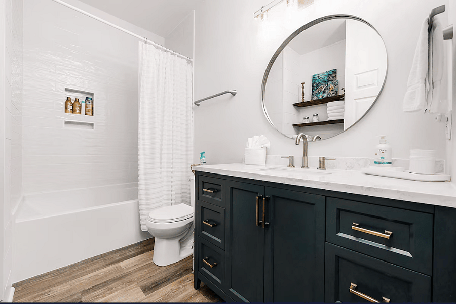 Full bathroom in hallway in between primary and secondary bedroom