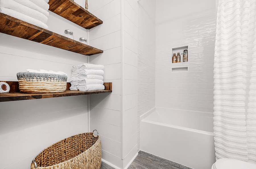 Full bathroom in hallway in between primary and secondary bedroom