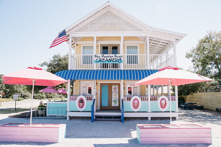 Famous Blue Mountain Creamery only a 2 min walk. Other walkable restaurants include Blue Mountain Bakery, Red Fish Taco and Cowgirl Kitchen