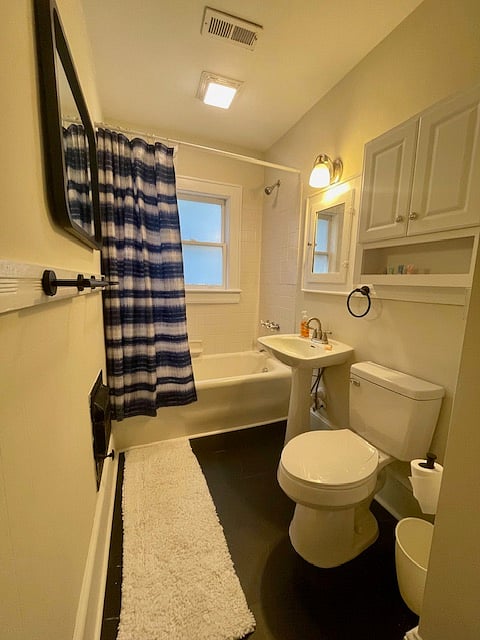 Newly renovated full bathroom with tub/shower