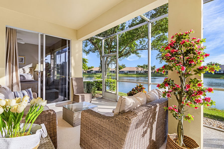 outdoor lanai seating area