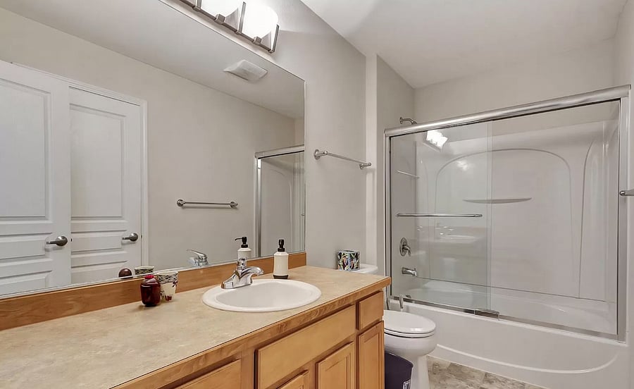 shard bathroom on mid-level